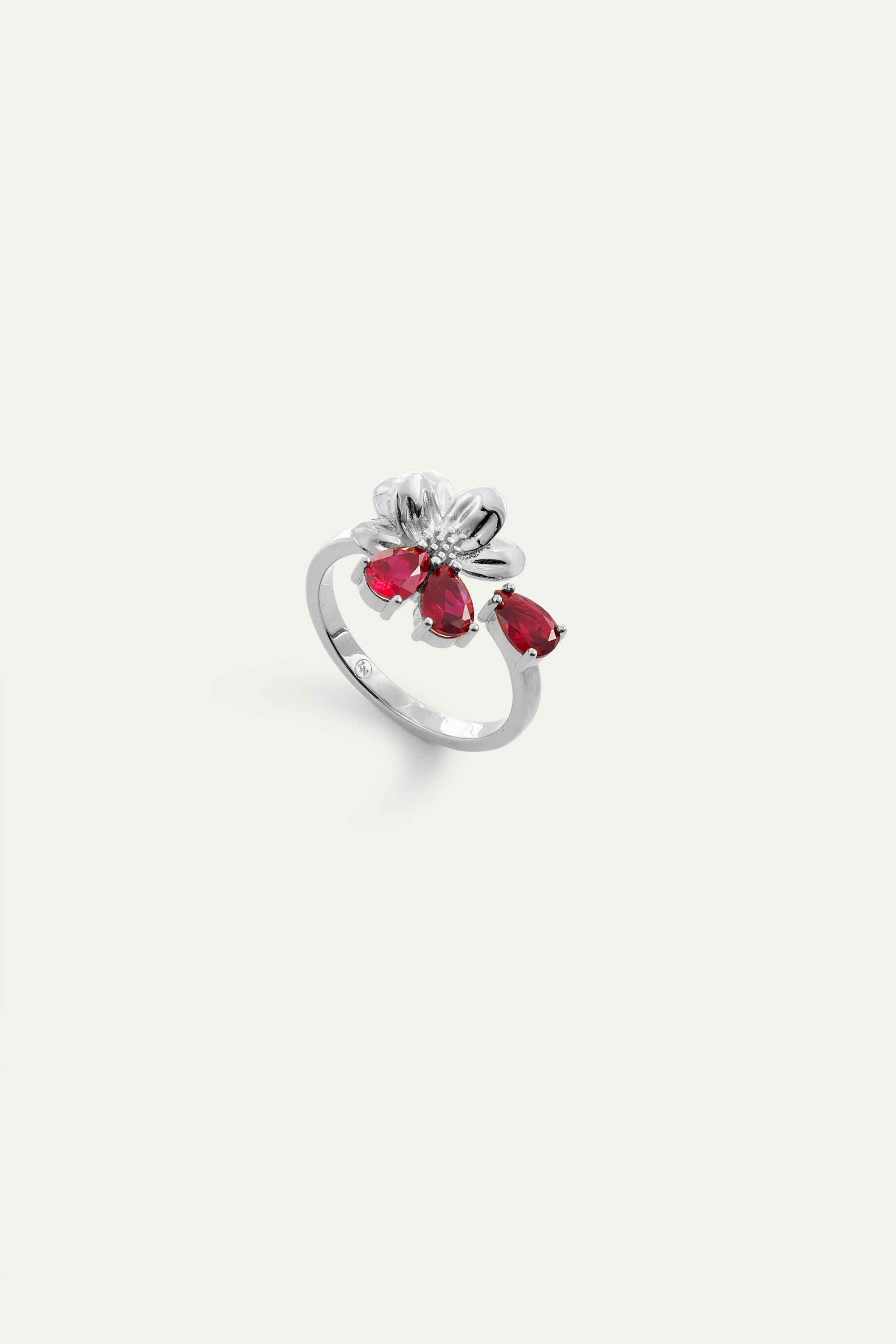 Anillo ajustable plateado con flor de cosmos y piedras rojas