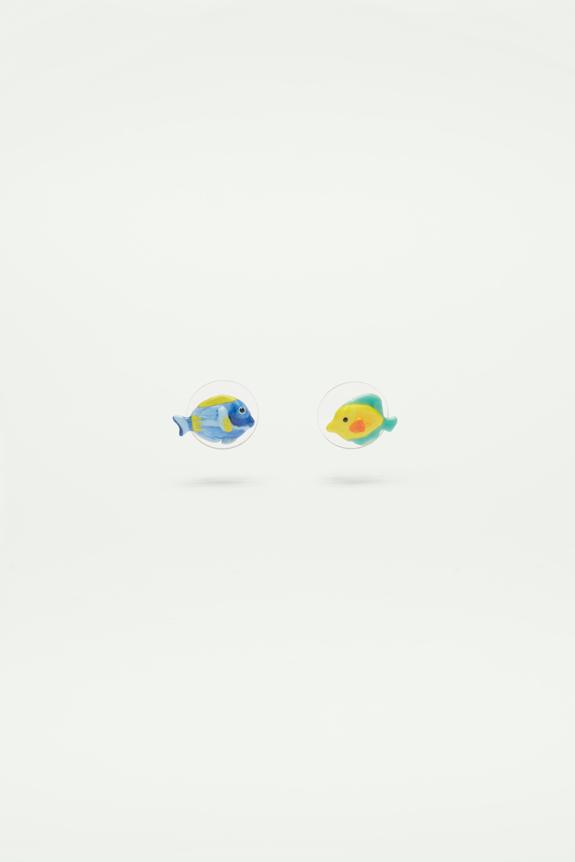 Pendientes bolitas asimétricos pez azul y pez amarillo