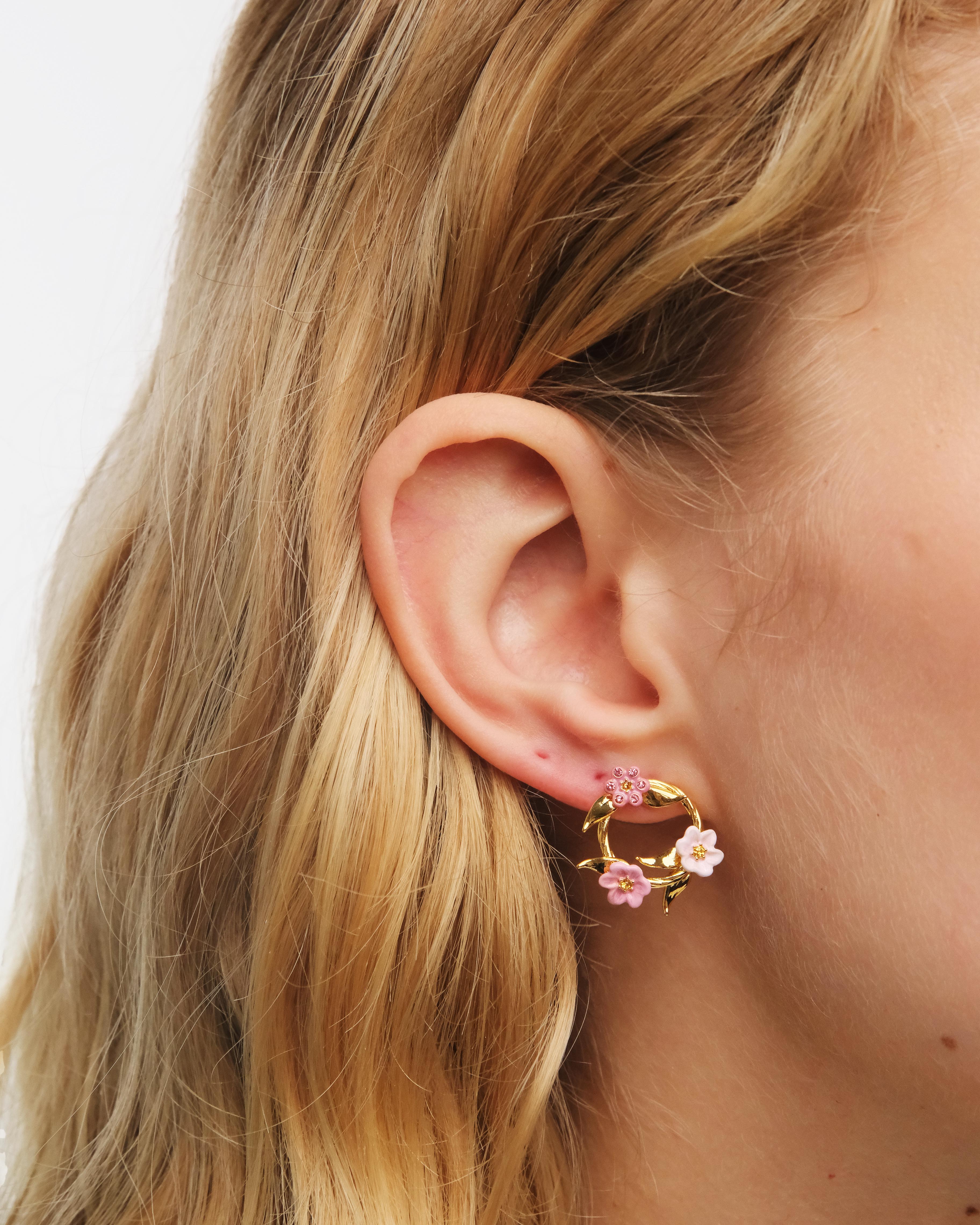 Aretes con corona de flores de jazmín rosa