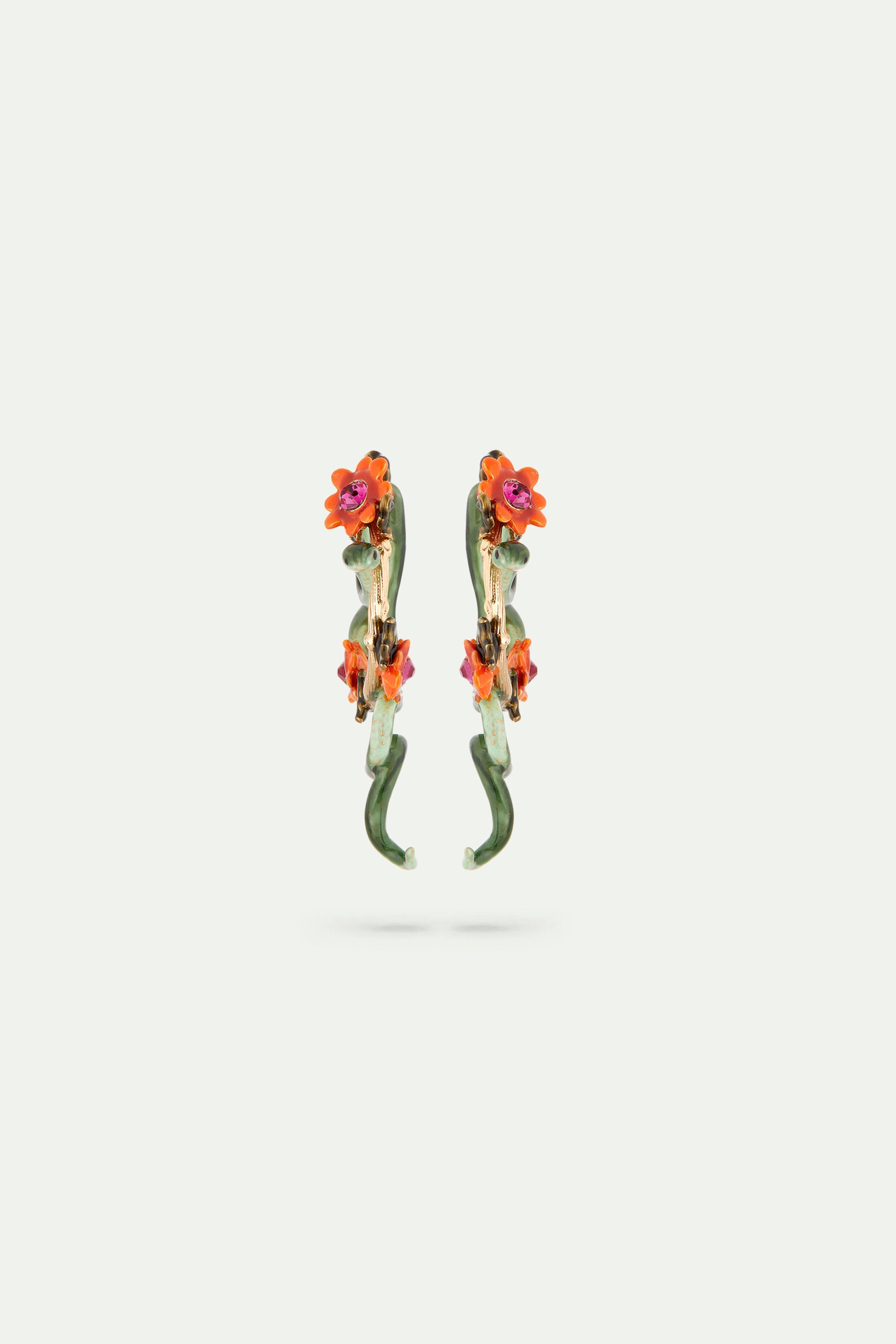 Aretes de flor de serpiente y dalia verde