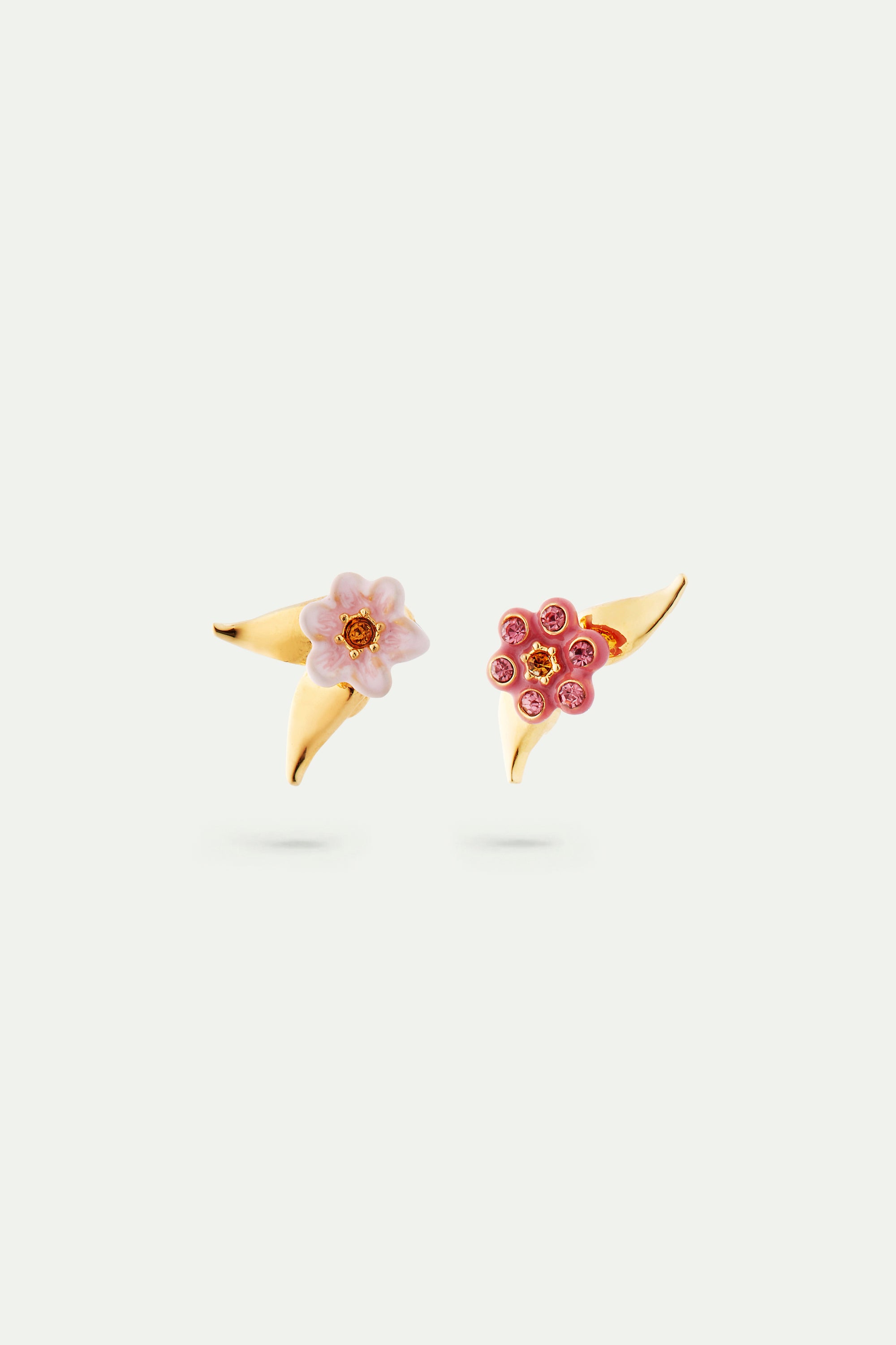 Pendientes asimétricos con flor de jazmín rosa