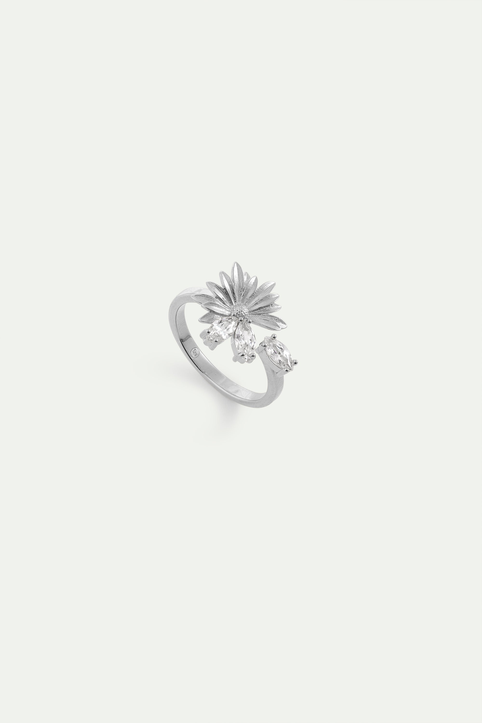 Anillo ajustable plateado con flor de margarita y piedras blancas