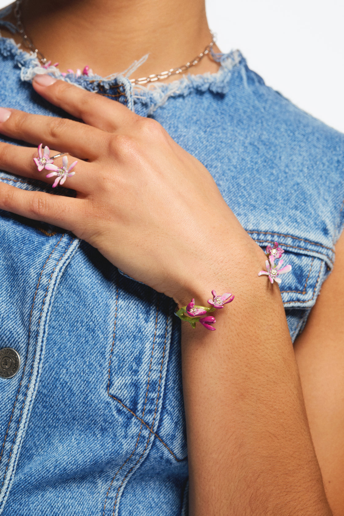 Brazalete fino plateado flores de magnolia rosas y cristales