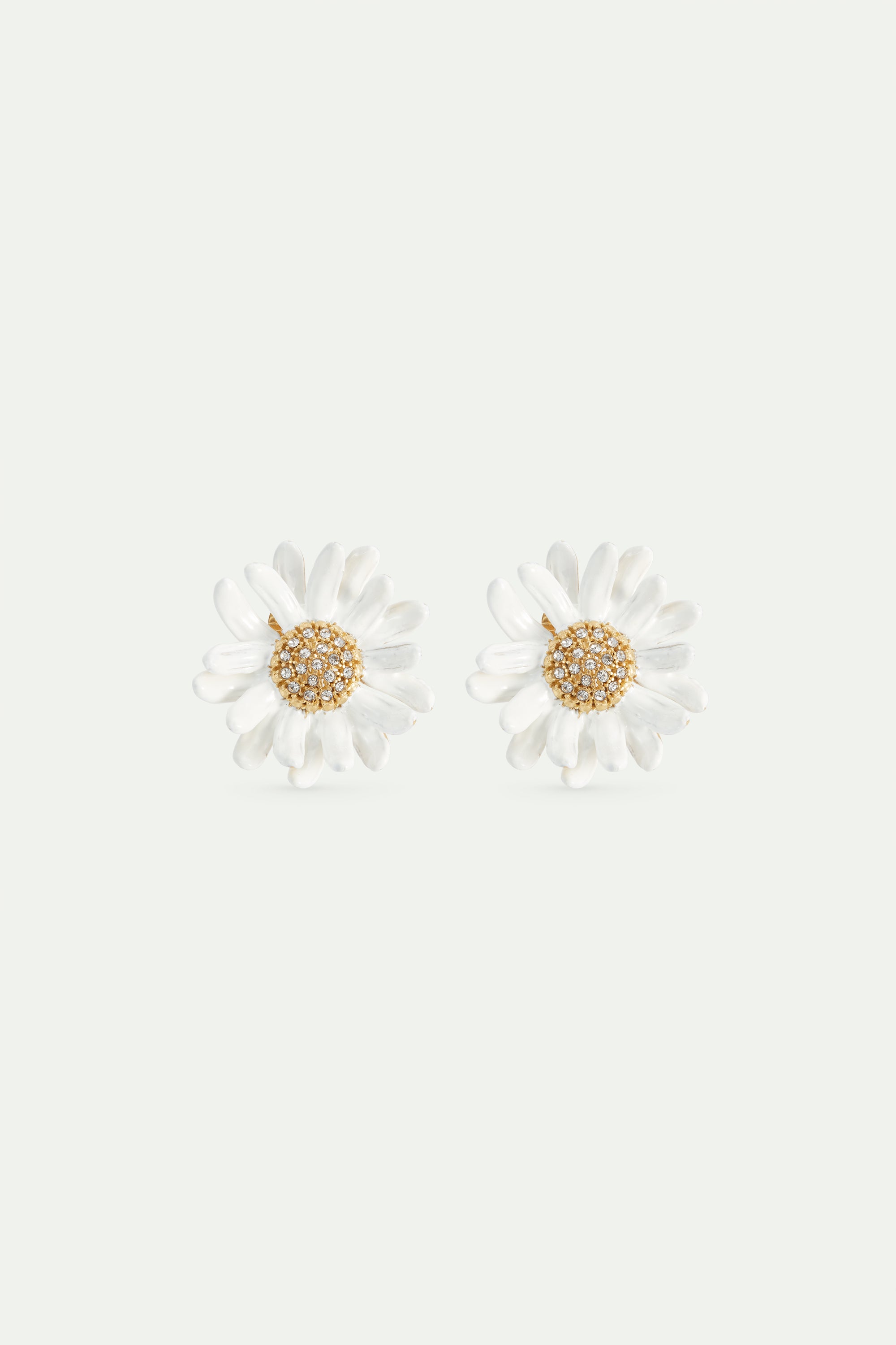 White and gold daisy earrings with a pavé heart