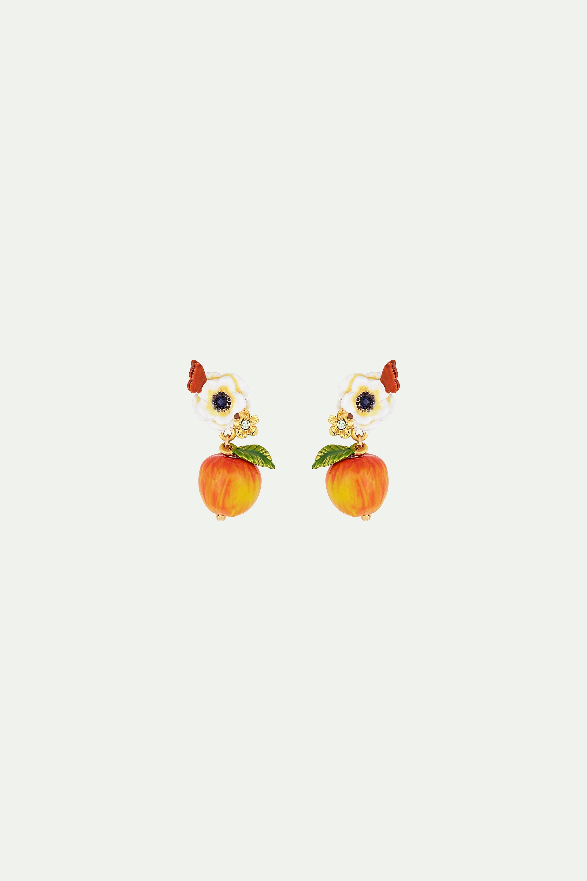 Pendientes de clip flor de adormidera blanca, mariposa y manzana crujiente