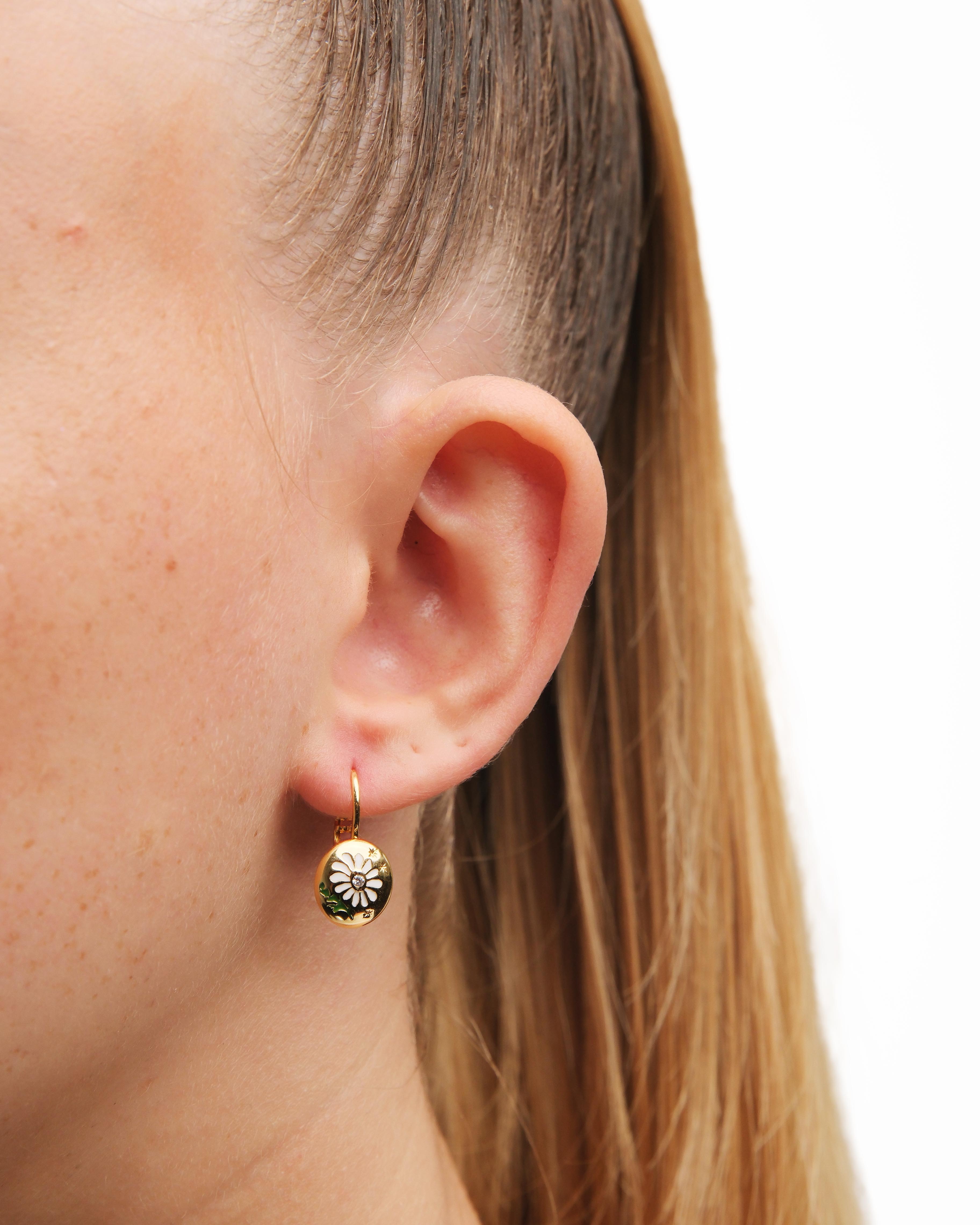 Daisy flower sleeper earrings