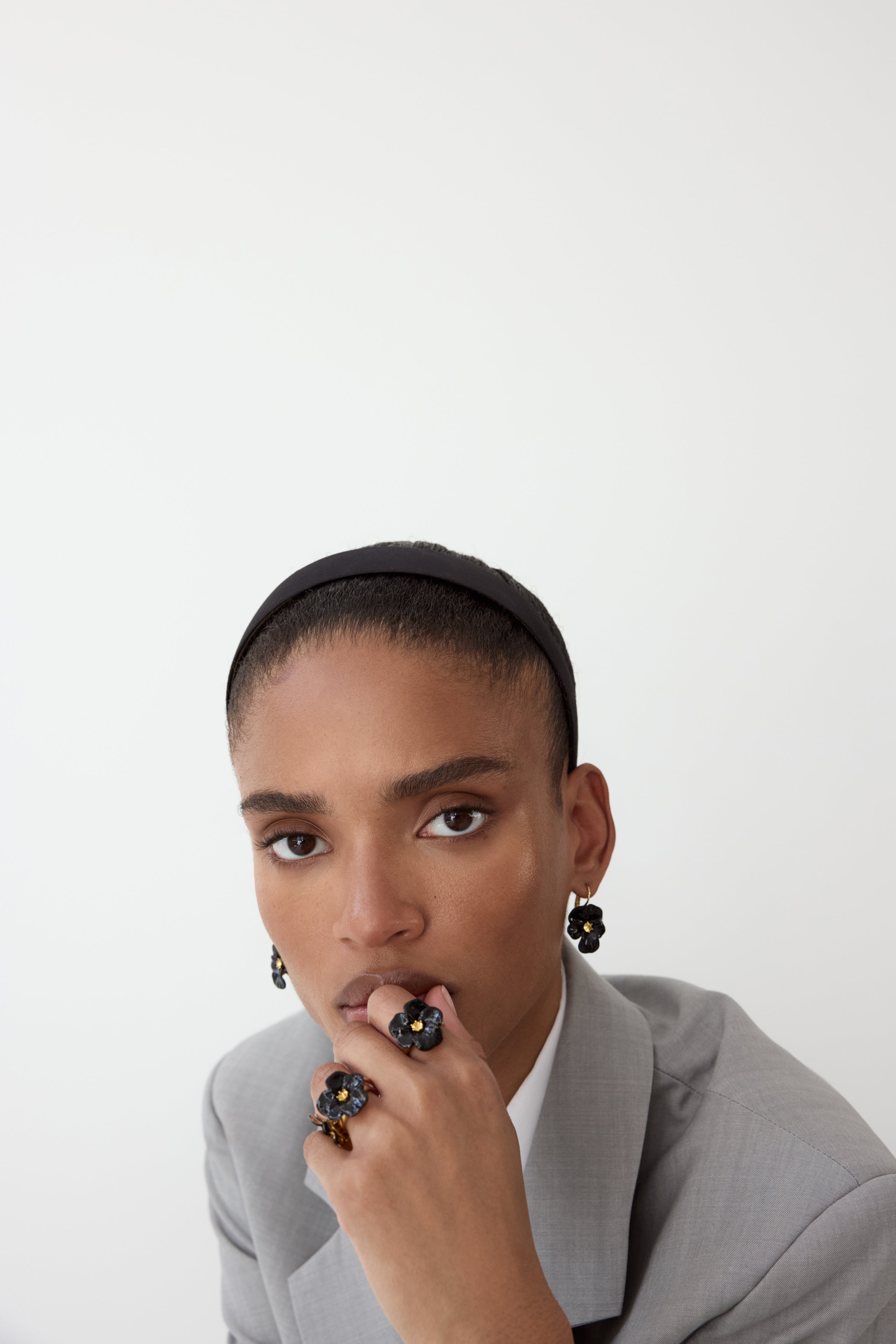 Boucles d'oreilles dormeuses pensée noire et cristal taillé