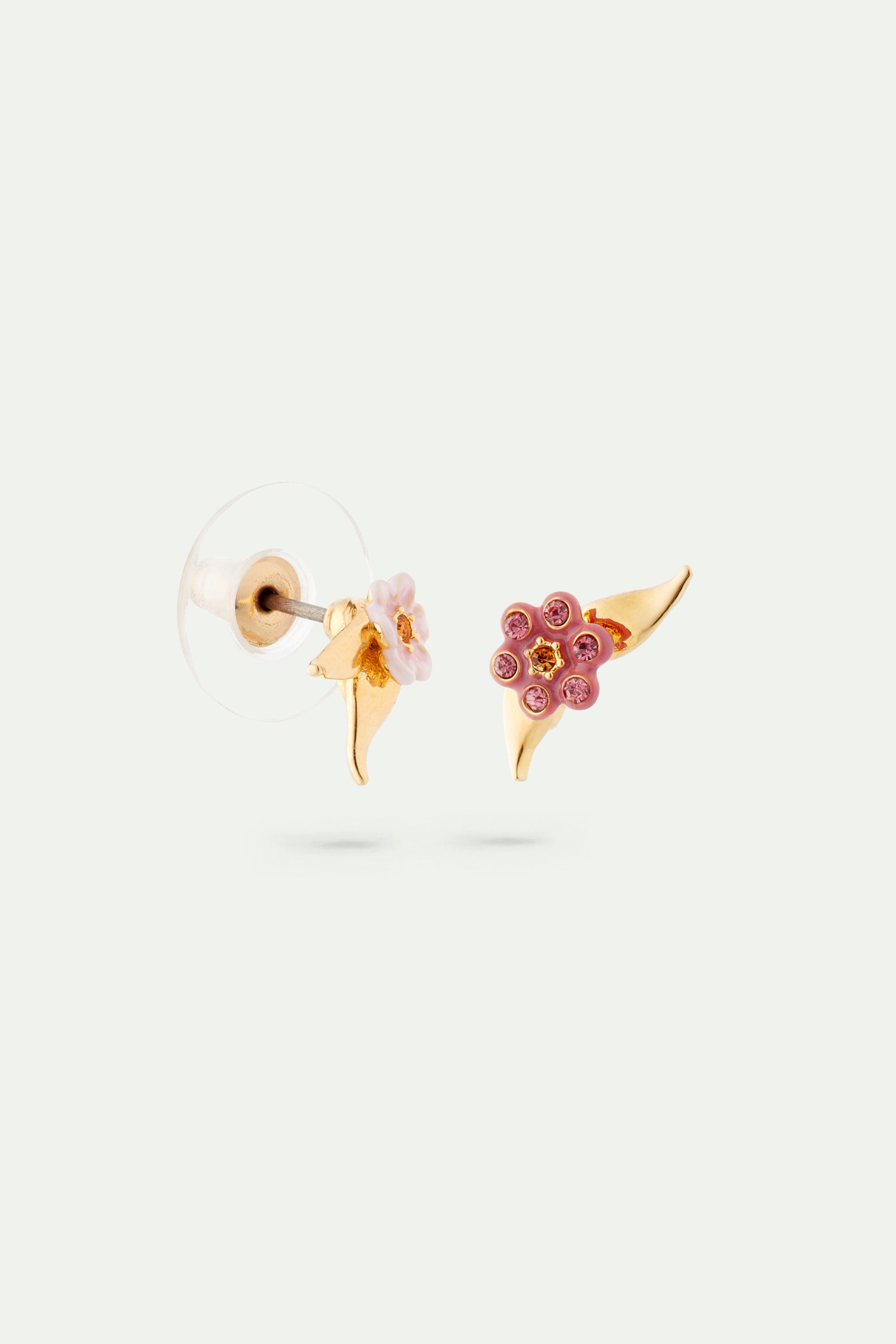 Pendientes asimétricos con flor de jazmín rosa