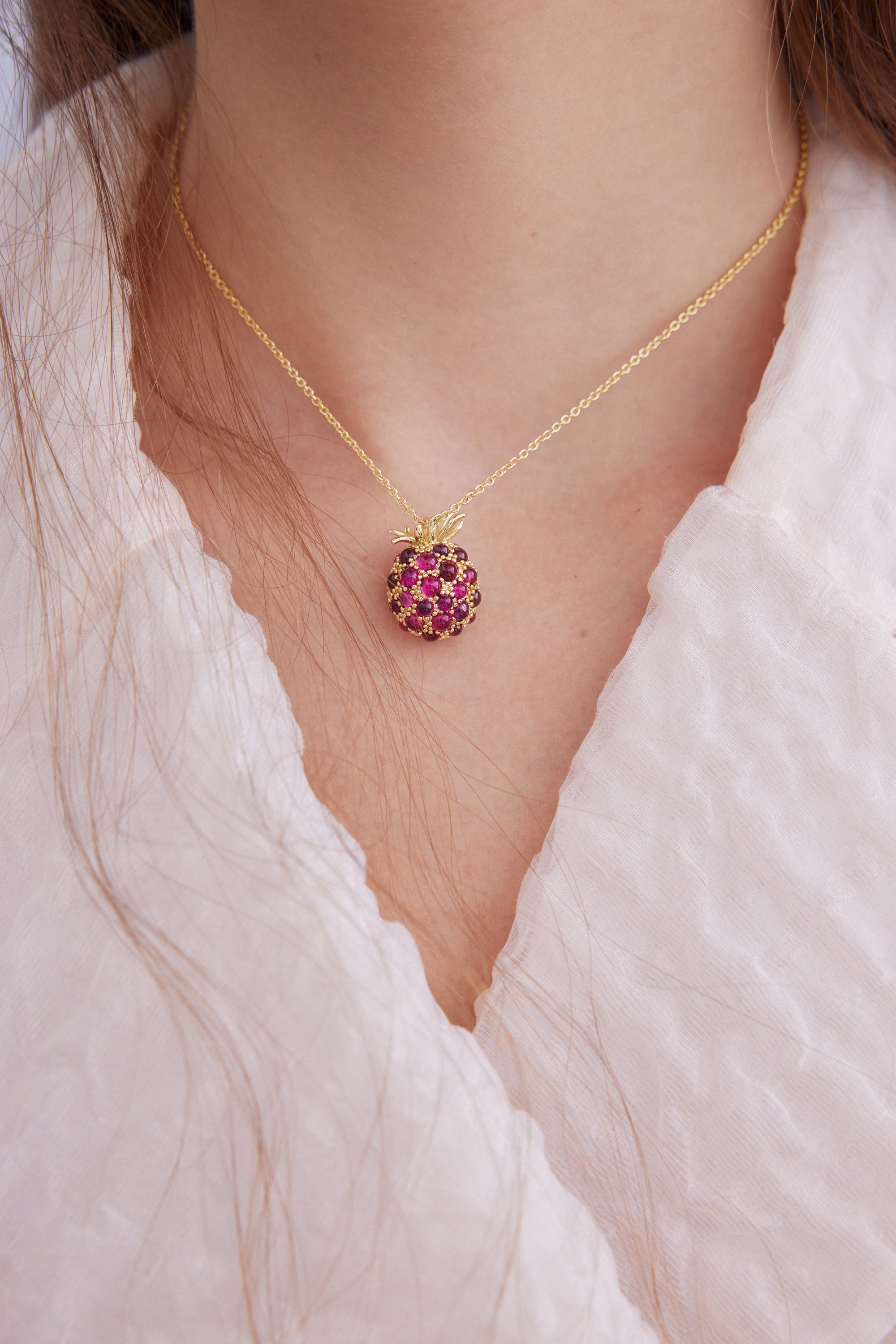 Raspberry and golden bead pendant necklace