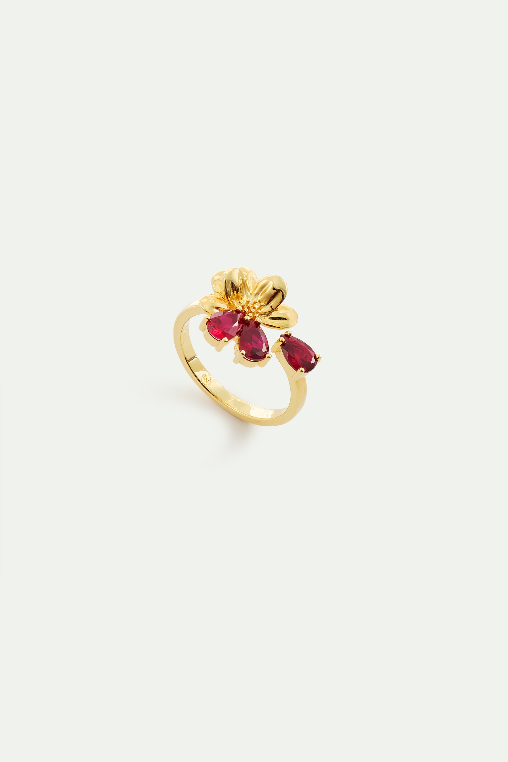 Anillo ajustable dorado con flor de cosmos y piedras rojas