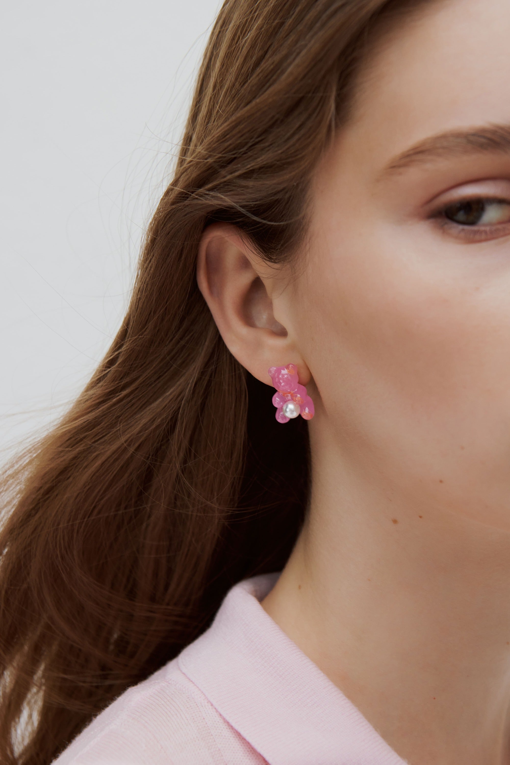 Pendientes ositos de gominola azul y rosa con perla de fantasía blanca