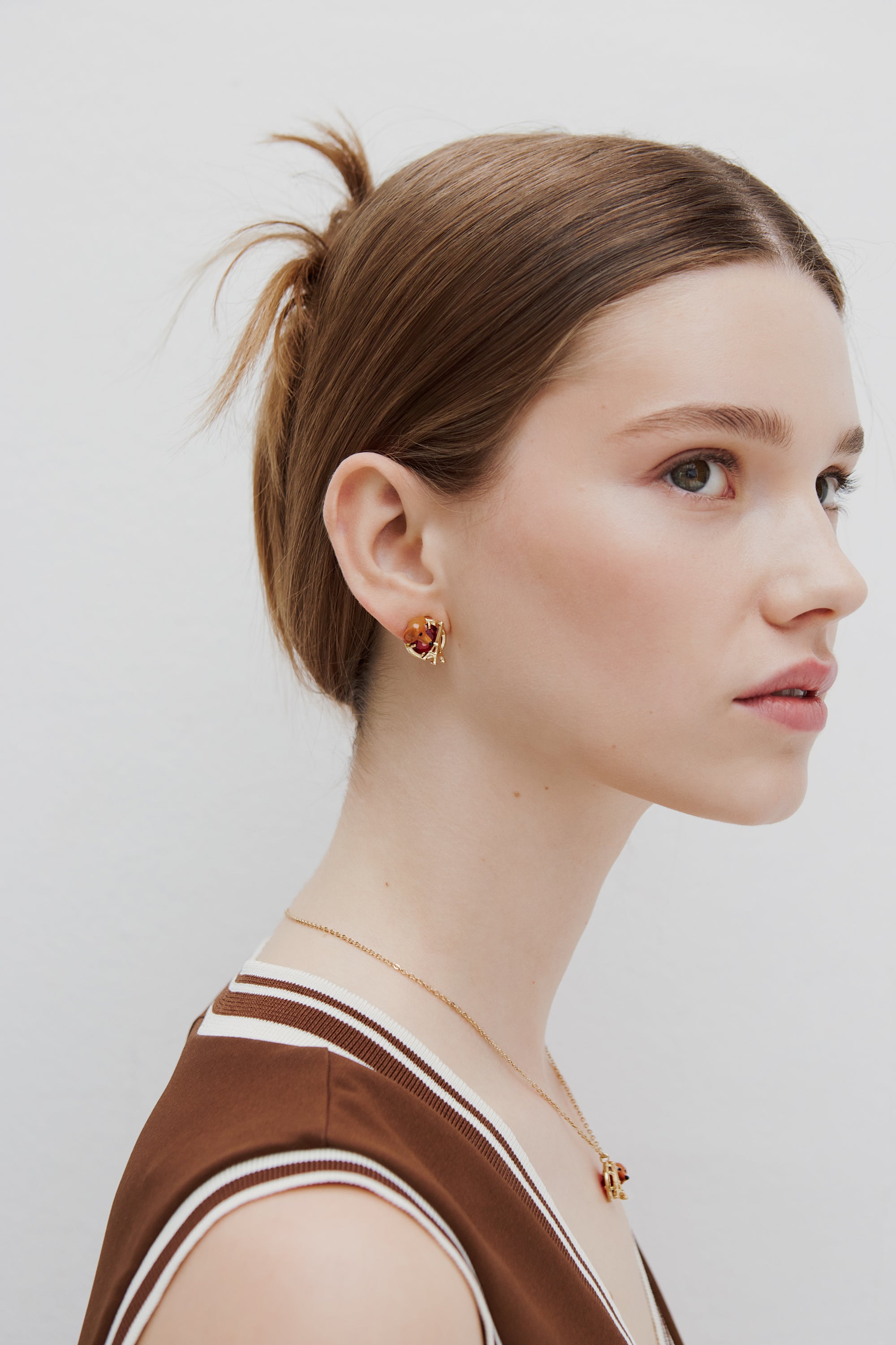 Pendientes bolitas teckel, torre Eiffel, piedra redonda roja