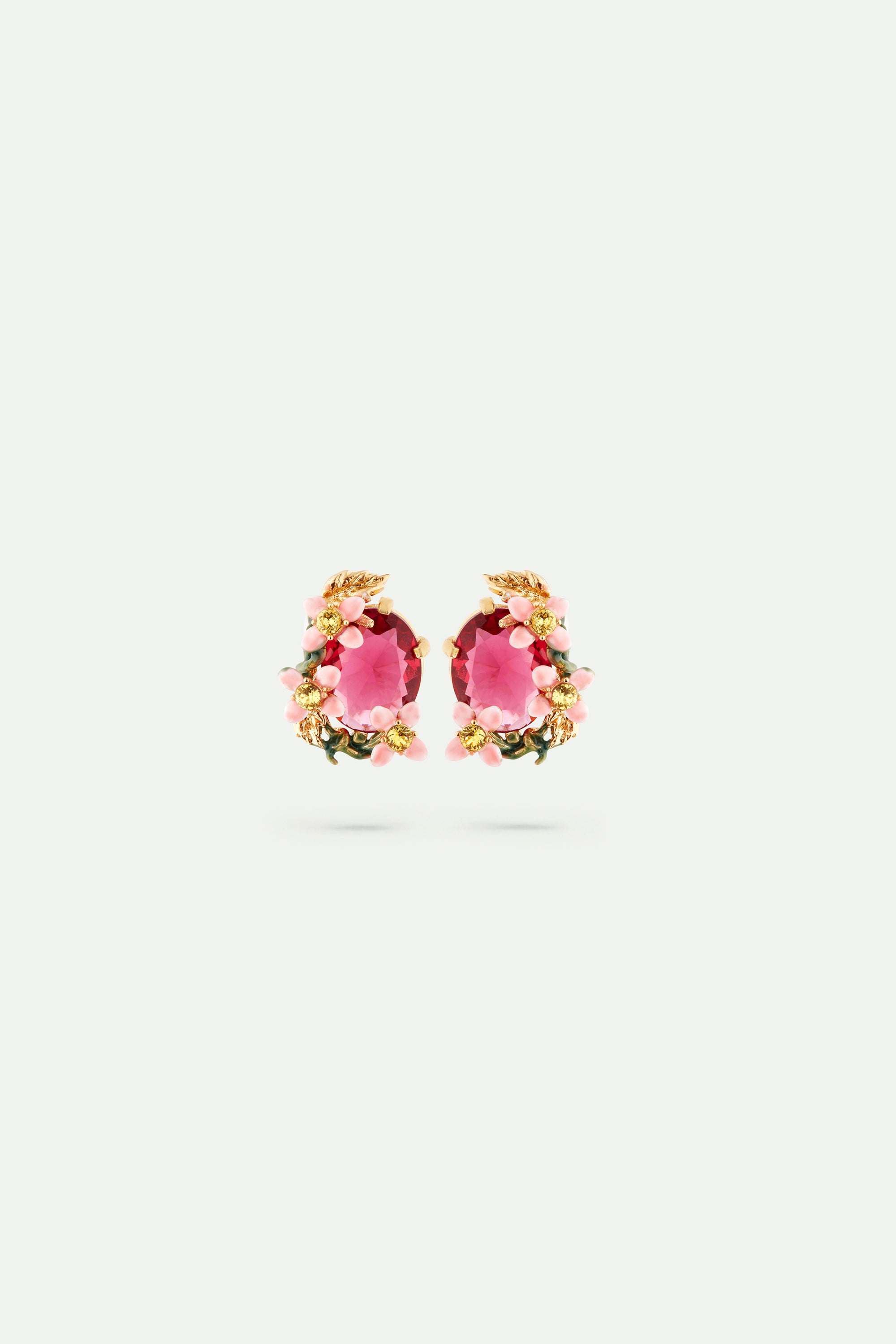 Pendientes de perlas facetadas y flores de clemátide montana rosa