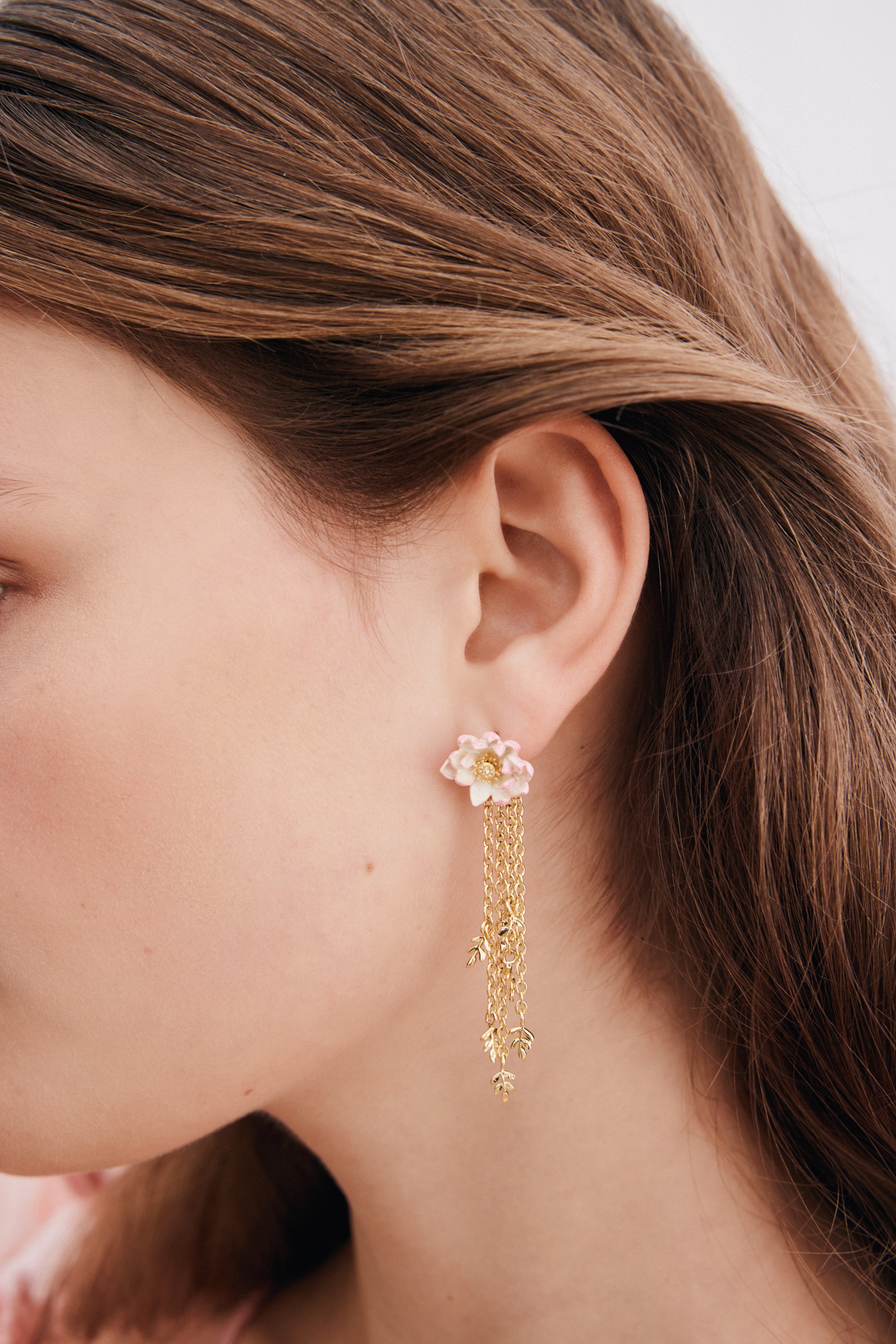 Pendientes colgantes dorados con nenúfares rosas