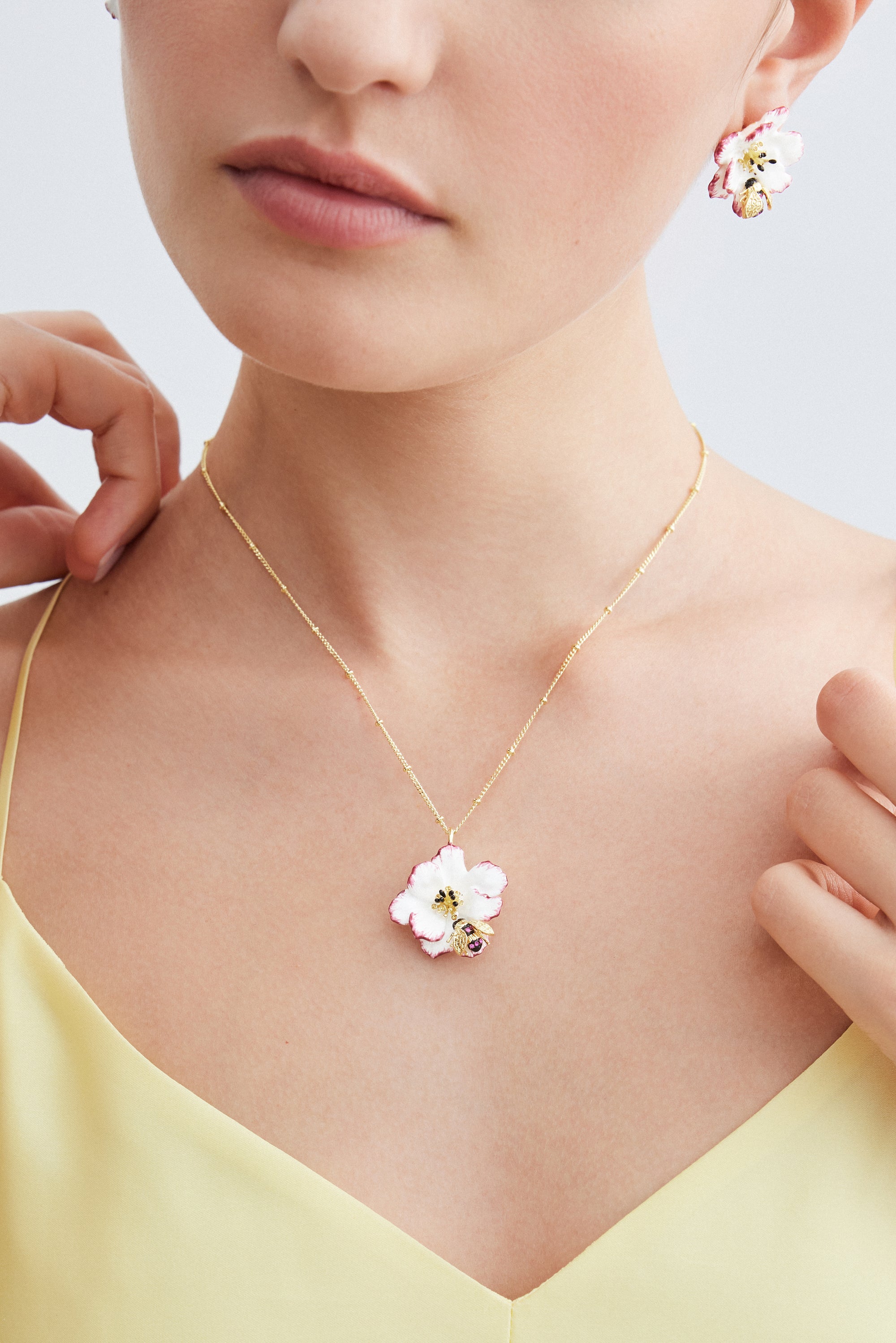 Collar colgante cosmos blanco y rosa y abeja dorada
