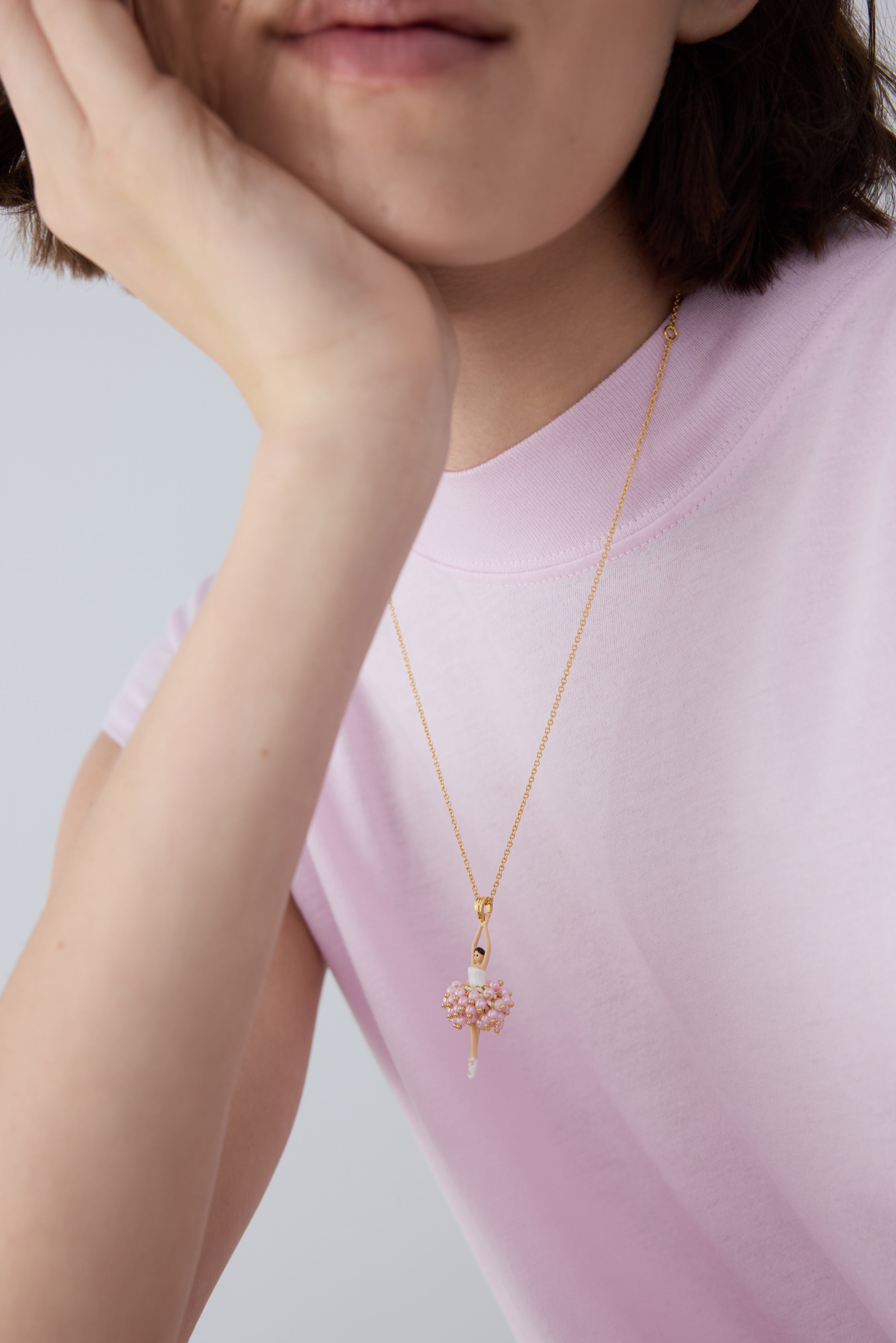 Collier pendentif Ballerine perles roses et cristal blanc