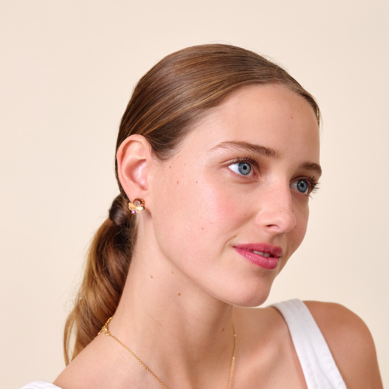 Pendientes mariposa esmaltada y piedras redondas