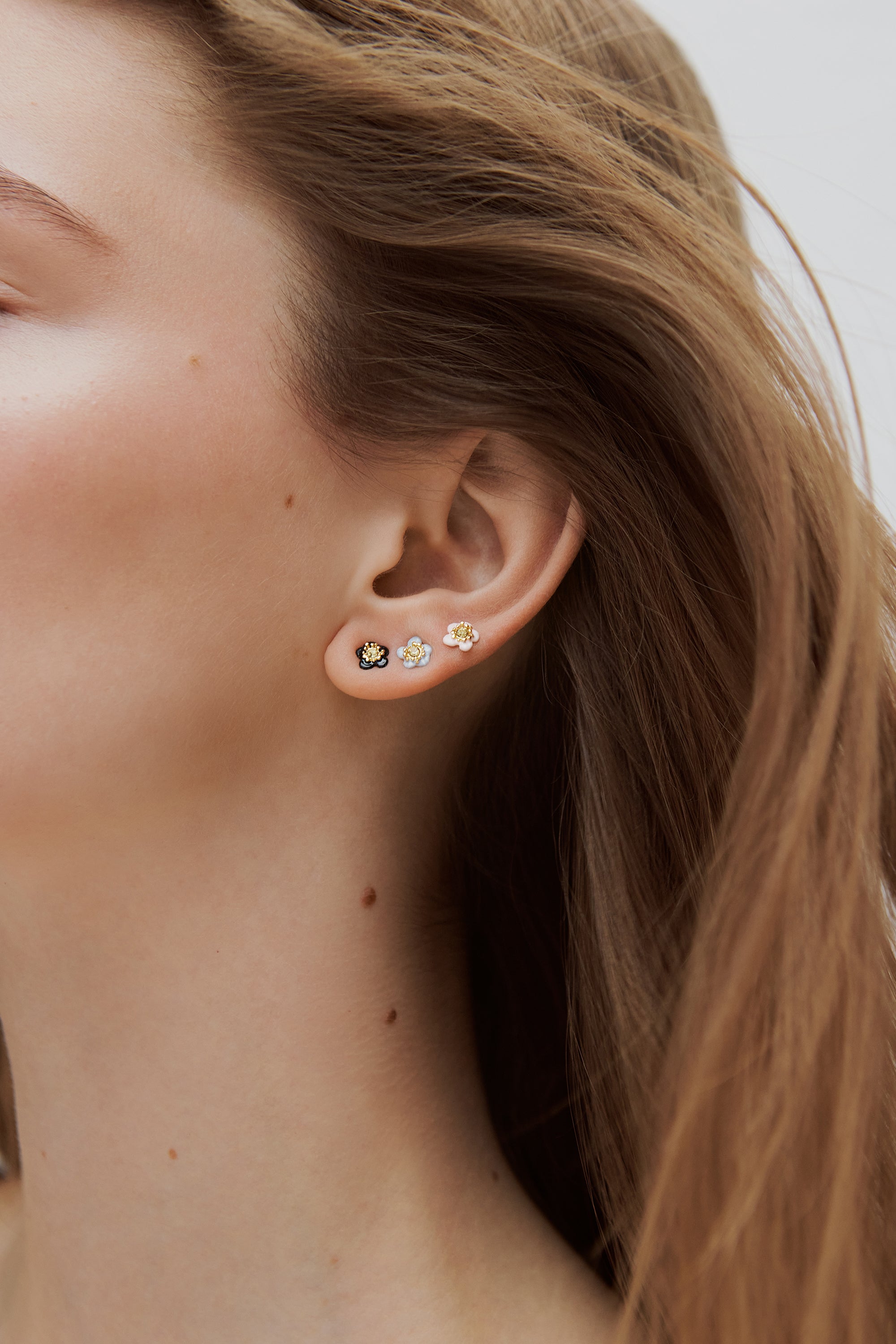 Single earring with a blue flower and a faceted stone